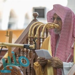 شؤون الحرمين تهدي كبار السن “سجادة صلاة ومسندة للظهر”