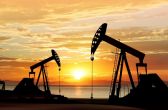 ارتفاع أسعار النفط مدعومة ببيانات عن انخفاض في مخزونات الخام الأمريكية