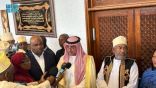 السفير الزايد يشارك في استقبال الرعايا القمريين الذين قامت المملكة بإجلائهم من السودان