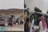 شاهد: لحظة إنقاذ الأمير فيصل بن عبدالرحمن لمواطن احتجزه السيل