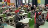 الصين.. “قبعات التباعد” سمحت بعودة الطلاب للمدارس