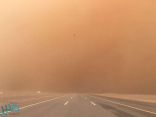 أمن الطرق يحذر سالكي الطرق السريعة في الرياض والشرقية من الغبار الكثيف