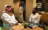 بالفيديو: الأمير تركي بن طلال  يفاجئ مجموعة من الشبان أثناء افتتاح مقهى بخميس مشيط