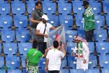 شاهد بالصور: جماهير المنتخب السعودي تنظف مقاعدها بعد نهاية المباراة ضد الأوروغواي