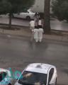بالفيديو.. الاعتداء على شخص ومحاولة سرقته في وضع النهار بأحد شوارع الرياض