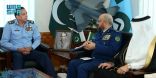 رئيس الأركان يبحث مع قائدين عسكريين باكستانيين تعزيز العلاقات